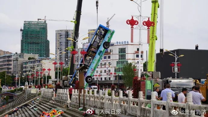 贵州公交坠湖事故已致21死,其中1名是高考学生 贵州公交坠湖事故已致21死,其中1名是高考学生