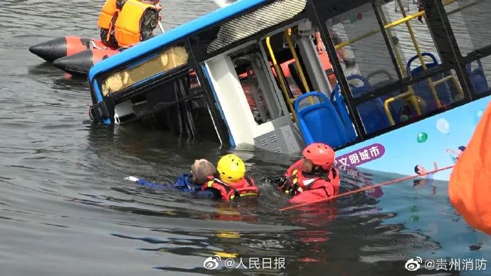 贵州公交坠湖事故已致21死,其中1名是高考学生 贵州公交坠湖事故已致21死,其中1名是高考学生
