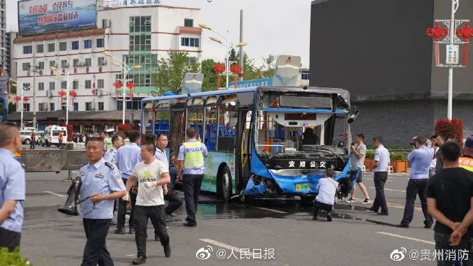 贵州公交坠湖事故已致21死,其中1名是高考学生 贵州公交坠湖事故已致21死,其中1名是高考学生