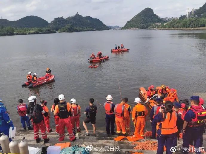 贵州公交坠湖事故已致21死,其中1名是高考学生 贵州公交坠湖事故已致21死,其中1名是高考学生